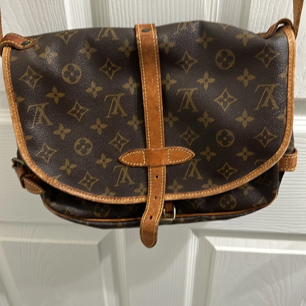 Louis Vuitton Saurmur Crossbody - Picture 3 of 16